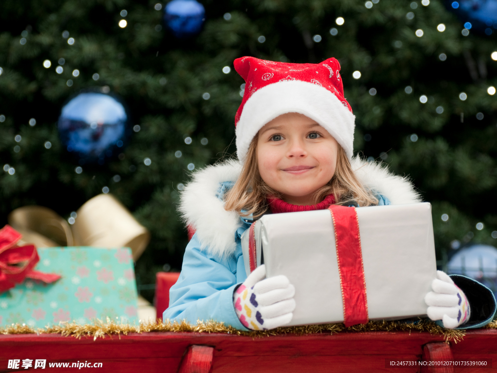 圣诞抱着礼盒的漂亮小女孩