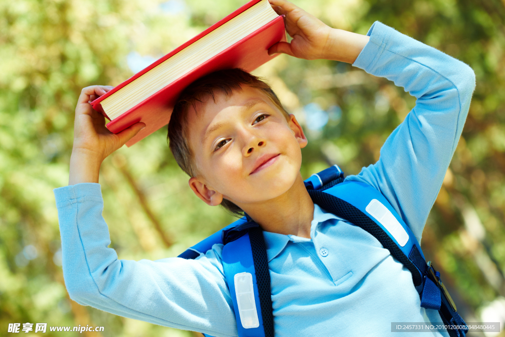 头顶着书背着书包的小学生