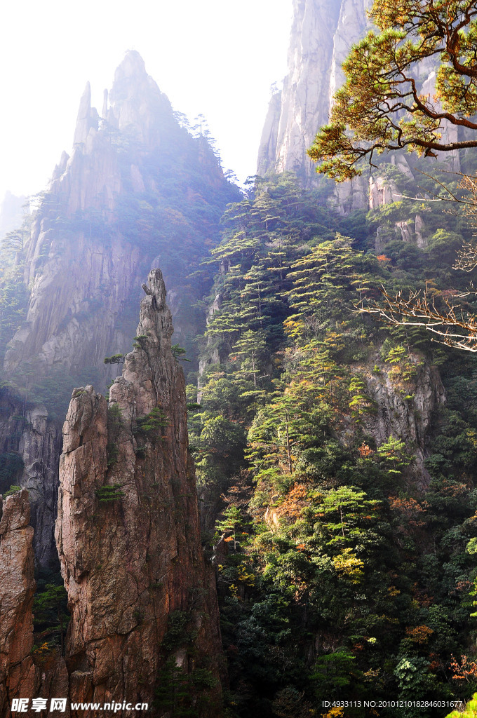 峡谷尖峰