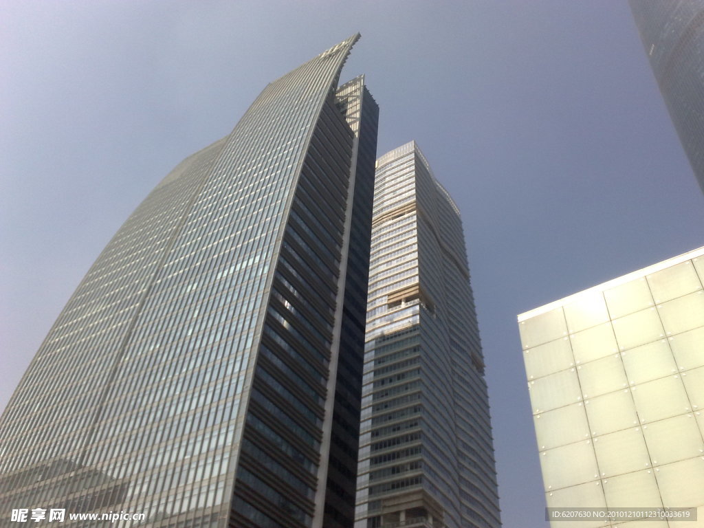 广州花城广场旁的高层建筑