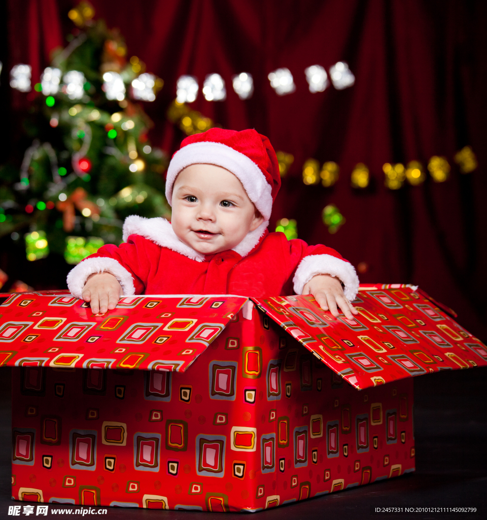 圣诞礼盒中的可爱婴儿宝宝