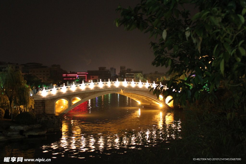 夜幕下的榕湖