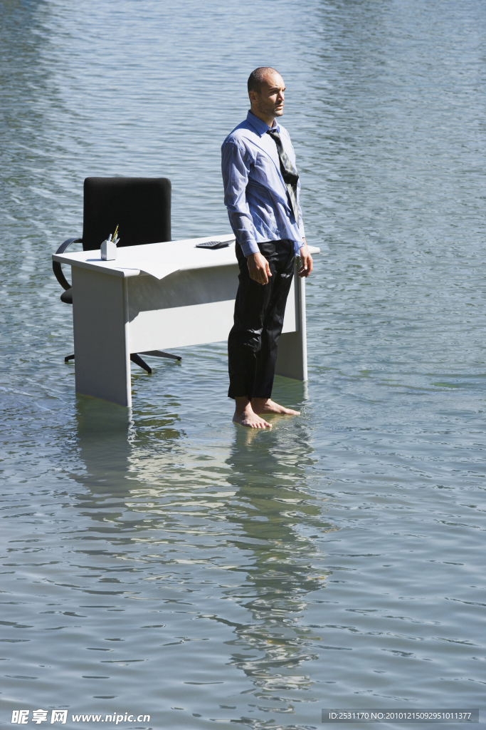 站在水面上的男人