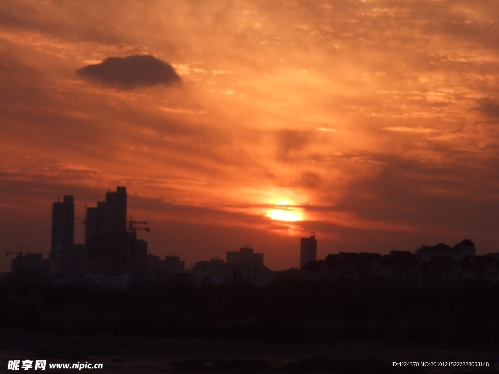 夕阳映红天空