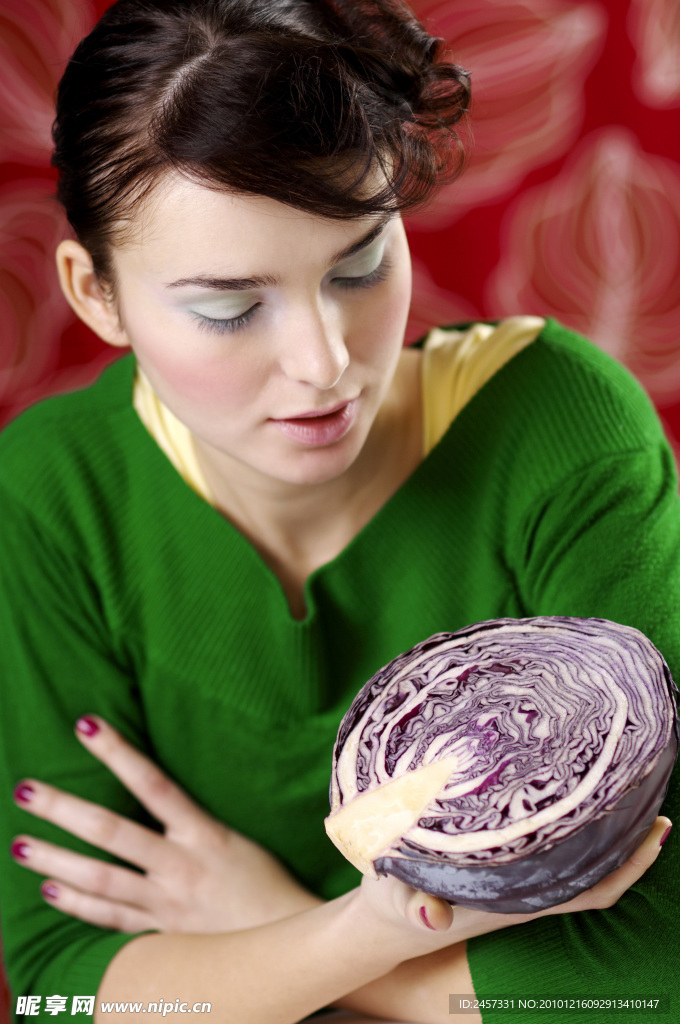 手拿紫白菜的美女