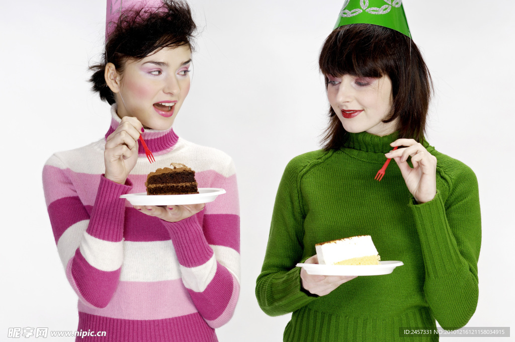 两个吃蛋糕的美女