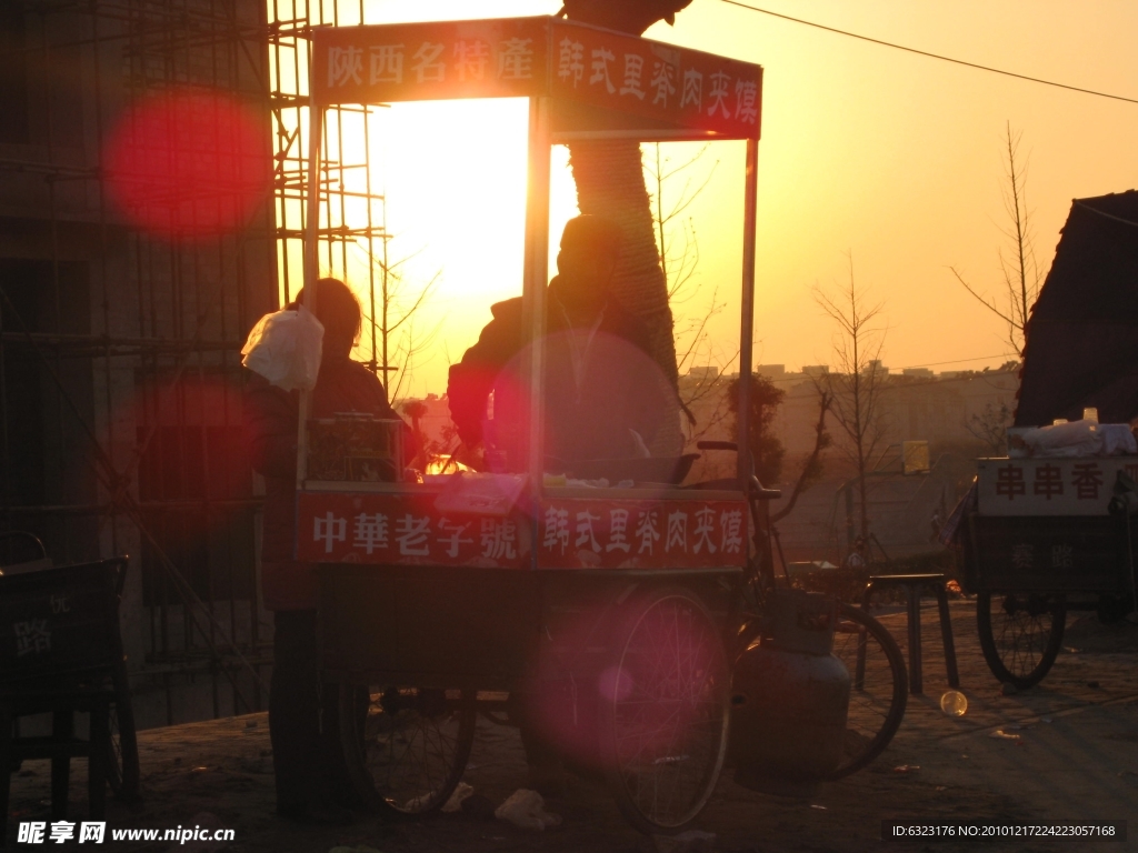 夕阳下的小吃摊