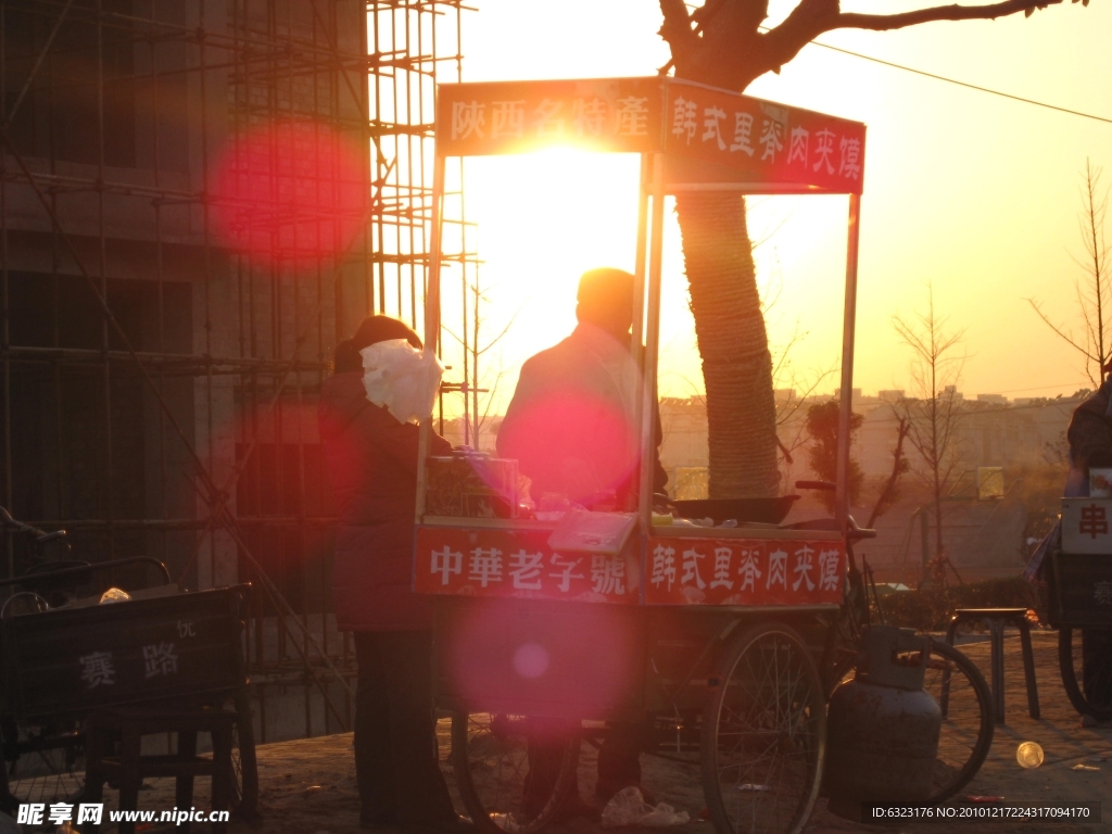 夕阳下的小吃摊