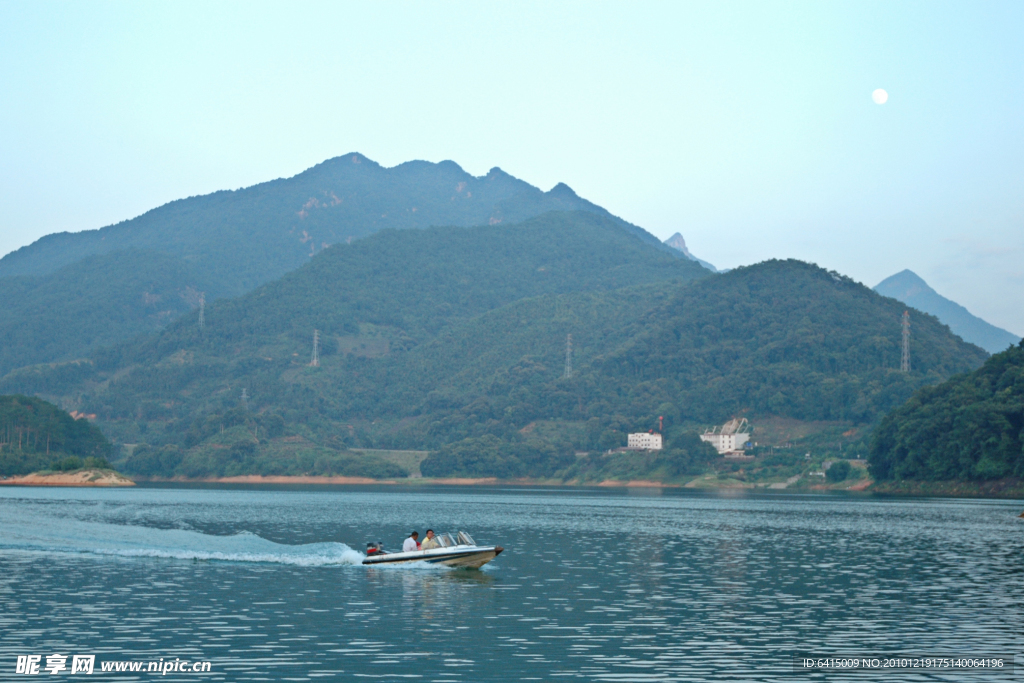 流溪河中秋早晨图片