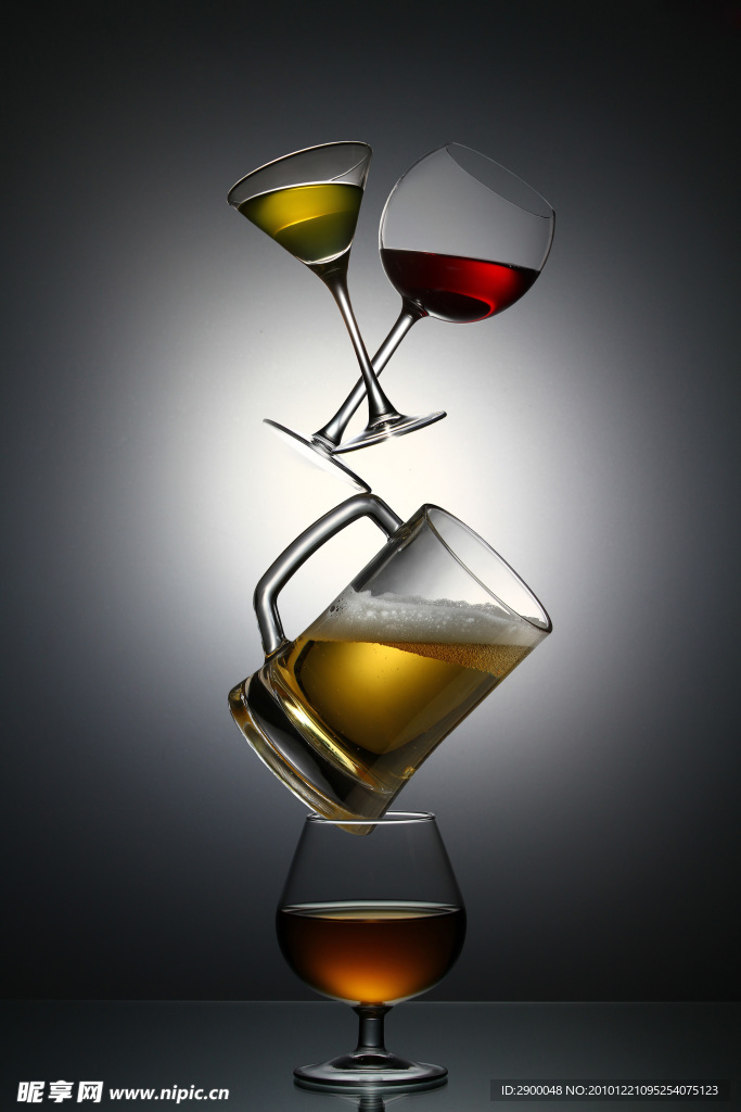 重叠的玻璃杯