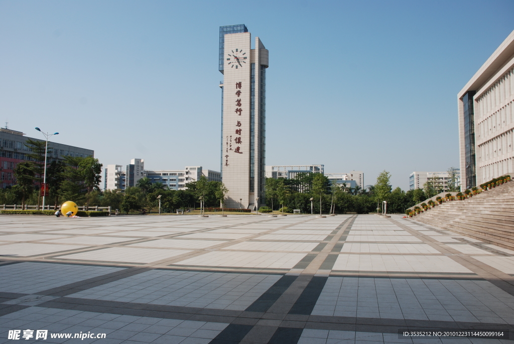 广州大学图书馆门前广场 钟楼