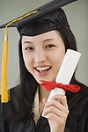 手拿证书的漂亮女大学生