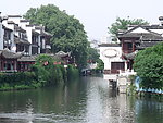 小雨中的宏村湖边