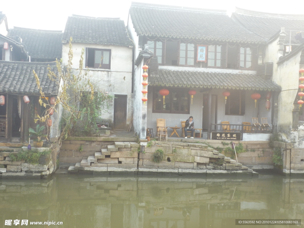 小河流水