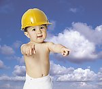 打扮成建筑工人的宝宝婴儿
