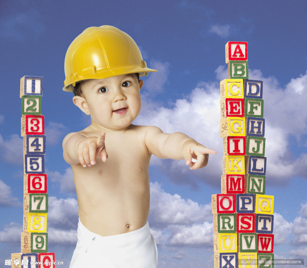 打扮成建筑工人用积木盖高楼的宝宝婴儿