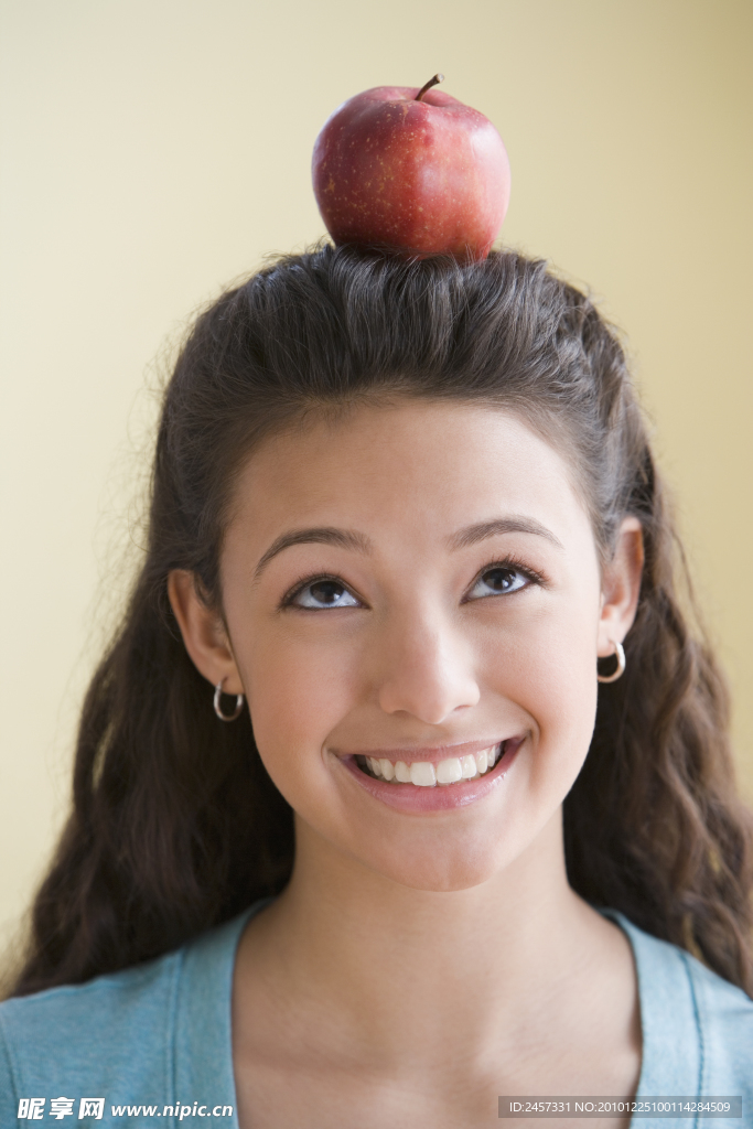 头上顶着苹果的美女