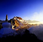 西藏 拉萨 晨光下 布达拉宫