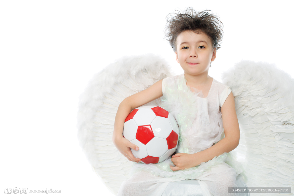 拿着足球的的天使儿童