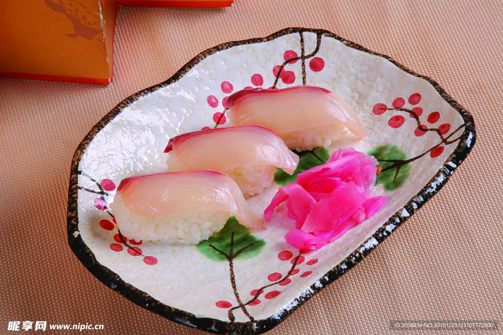 日本鲜嫩生鱼片寿司