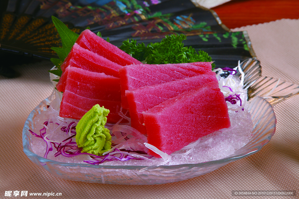 日本鲜红大鱼块寿司