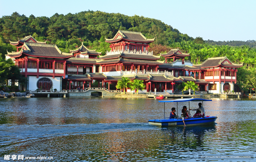 在青山绿水间驾驶游船