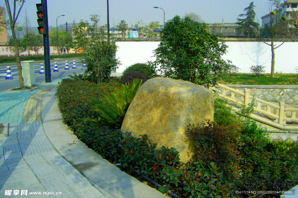 小河路道路景观照片 路边小景