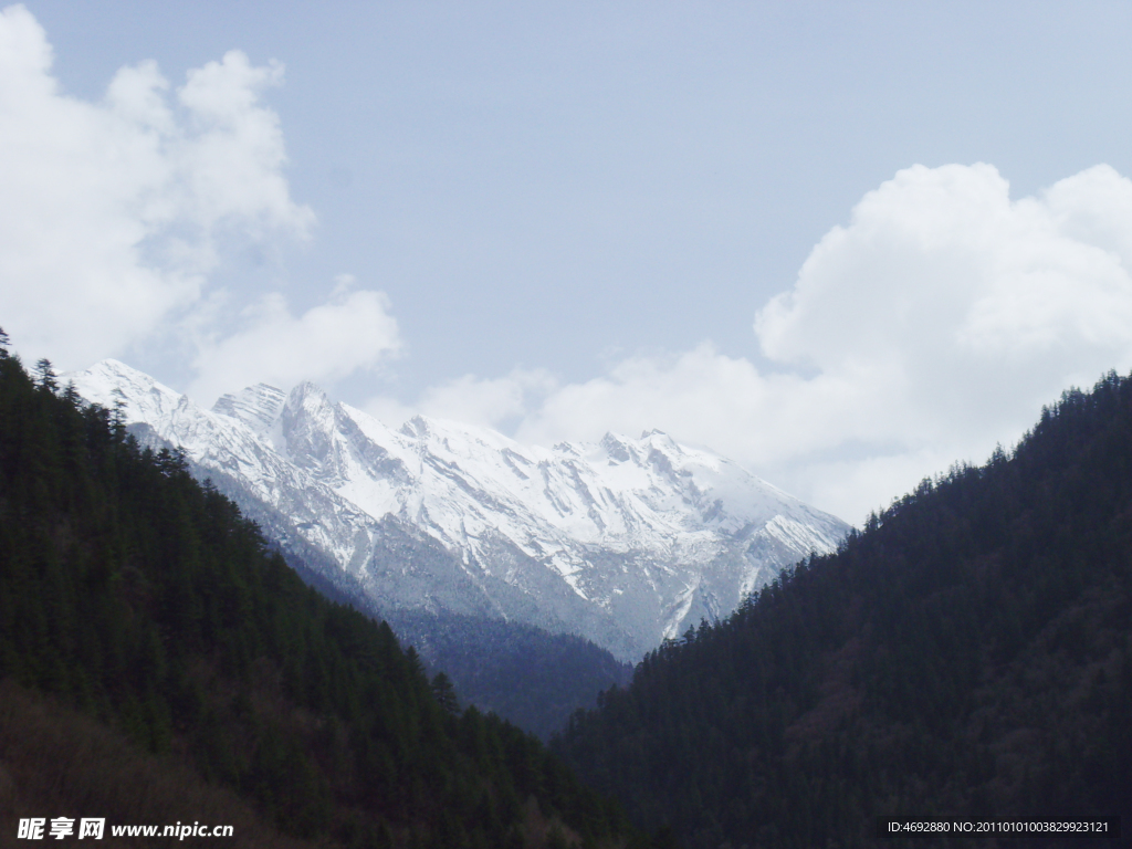 蓝天雪山