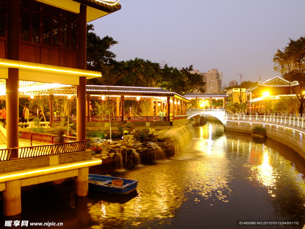 河流夜景