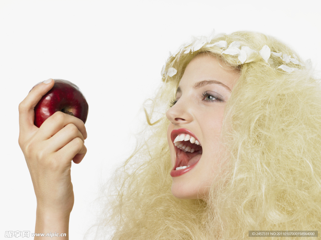 吃苹果的金发美女