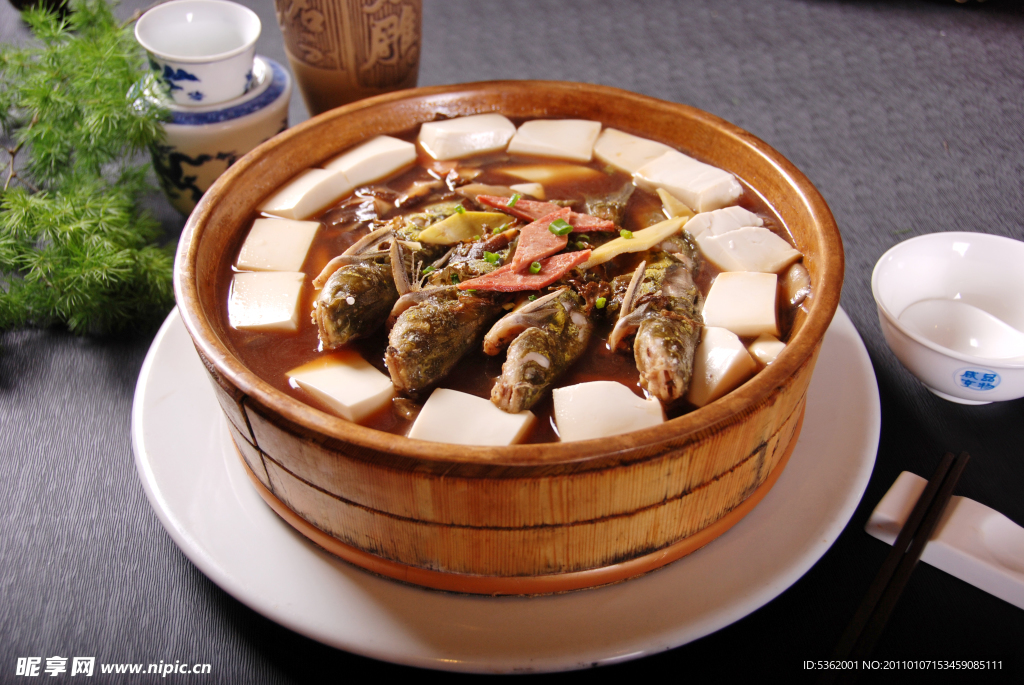 菜汁豆腐烧阿婆鱼