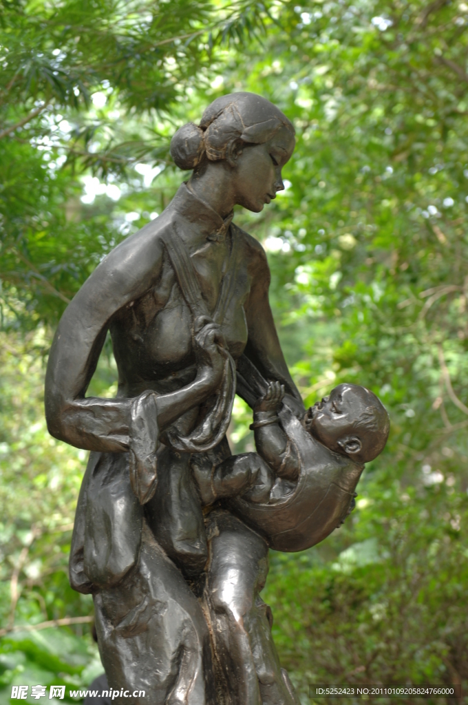母子雕像