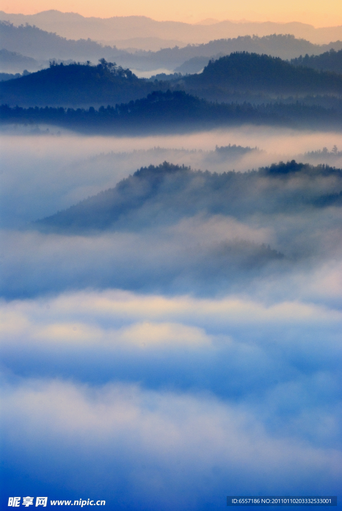 山峦云海