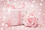 粉色浪漫玫瑰礼盒背景