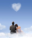 情人节坐在天空白云里看爱心云彩的情侣
