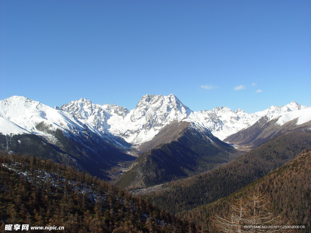 白巴雪山与冰川谷地