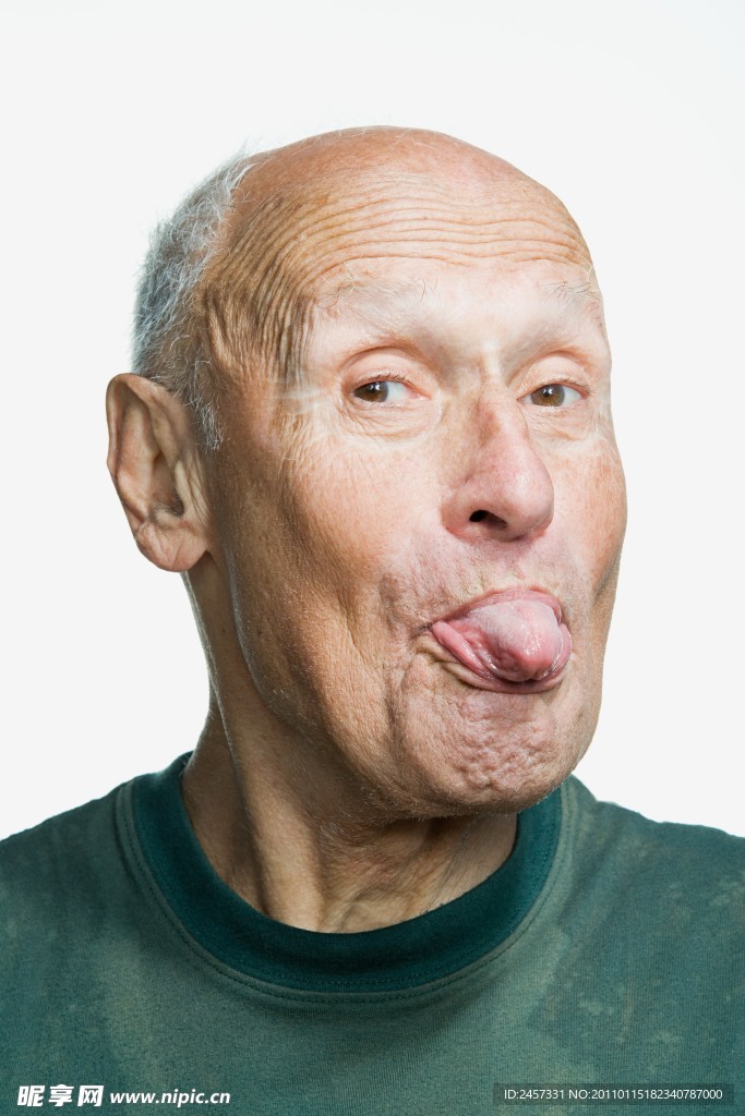 吐舌头做鬼脸的老年人
