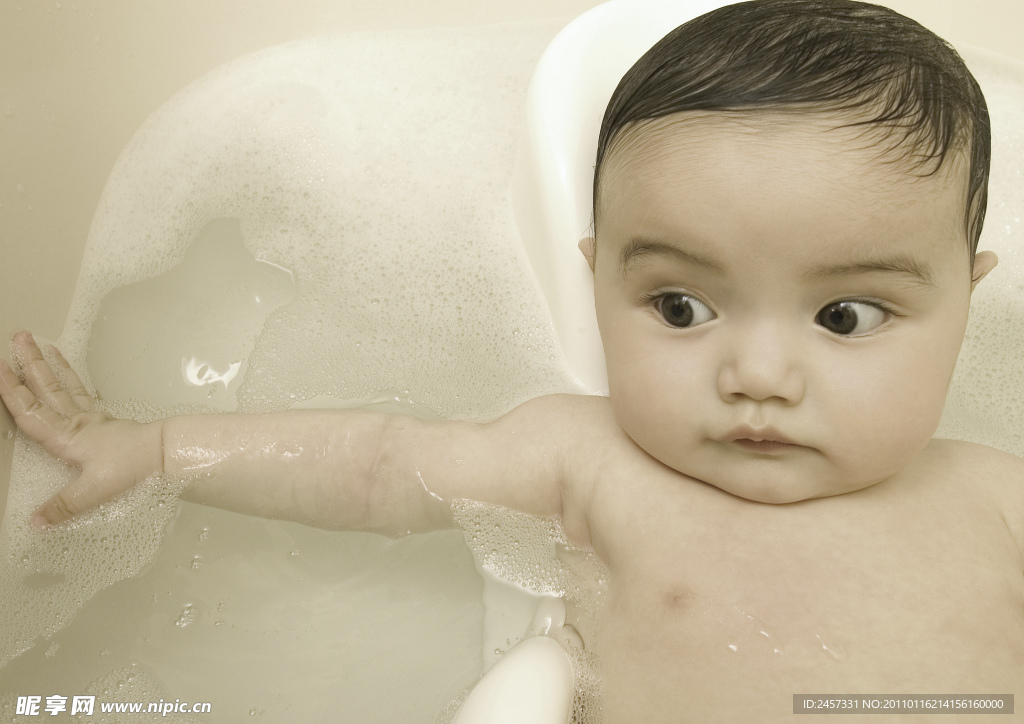 浴盆中洗澡的可爱婴儿宝宝