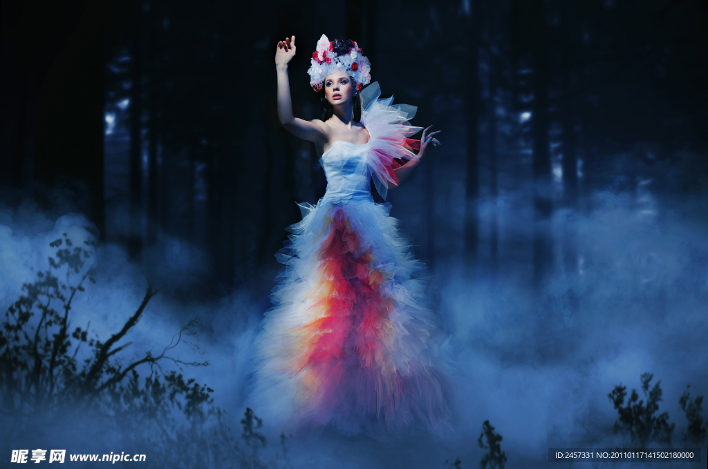 梦幻森林中的古装天使美女