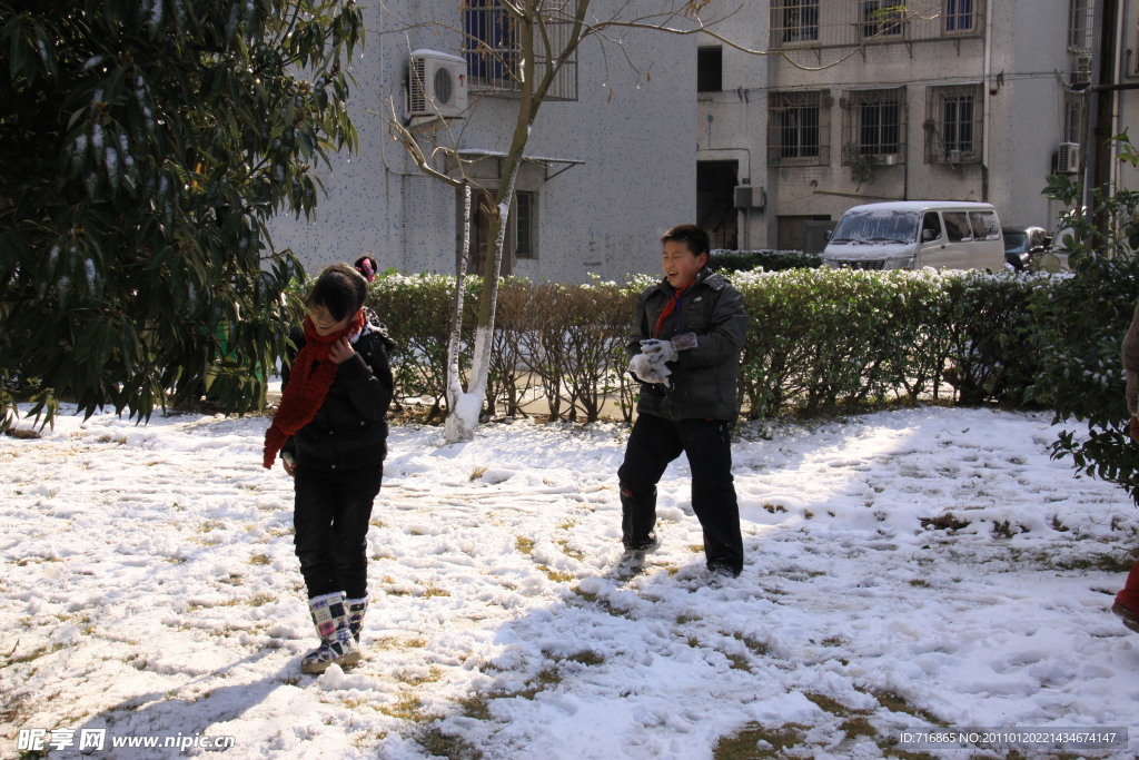 打雪仗的孩子