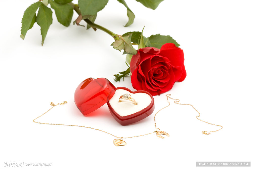 玫瑰和爱心礼盒戒指