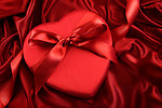 红色丝绸爱心礼盒