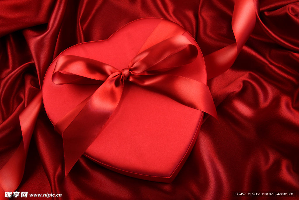 红色丝绸爱心礼盒