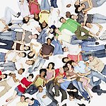 形态各异躺在地上休息的人群