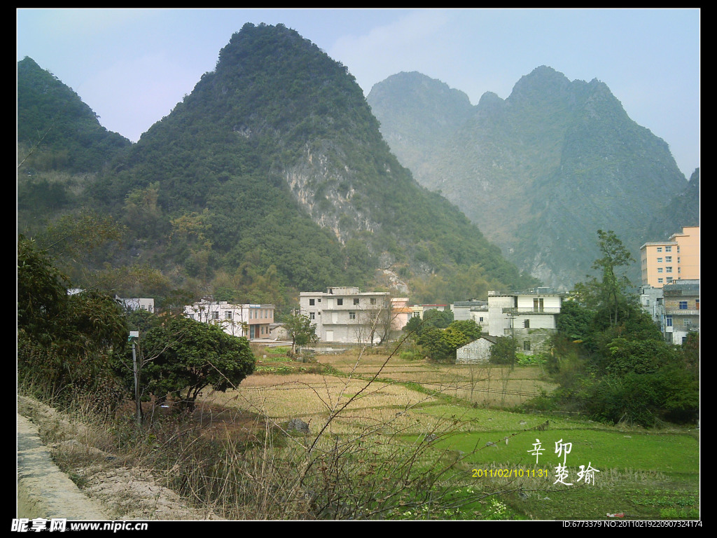 澄江河畔村