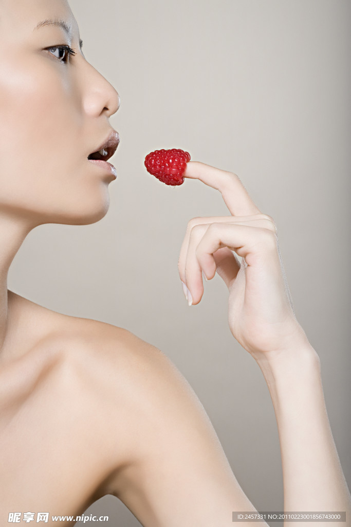 吃草莓的美女