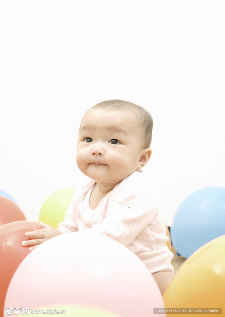 彩色气球中的婴儿宝宝