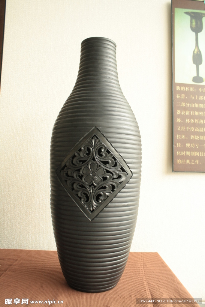 黑陶波纹瓶