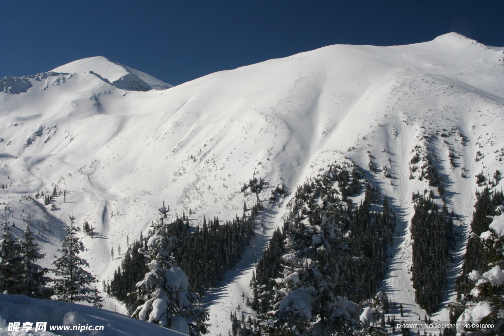 雄壮雪山