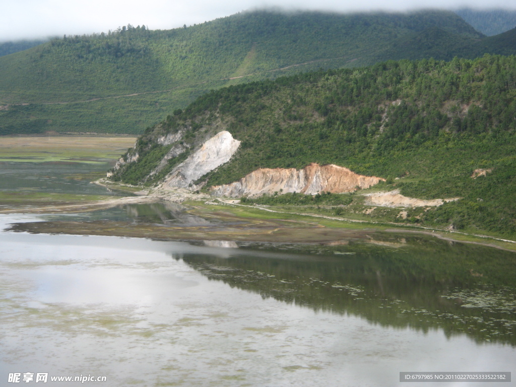 清澈湖水